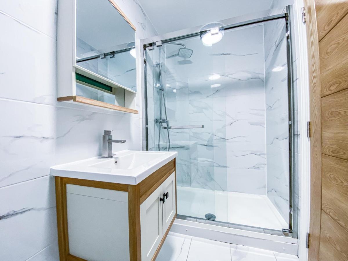 2 Bedroom City Centre Apartment With Parking Bedford Kültér fotó